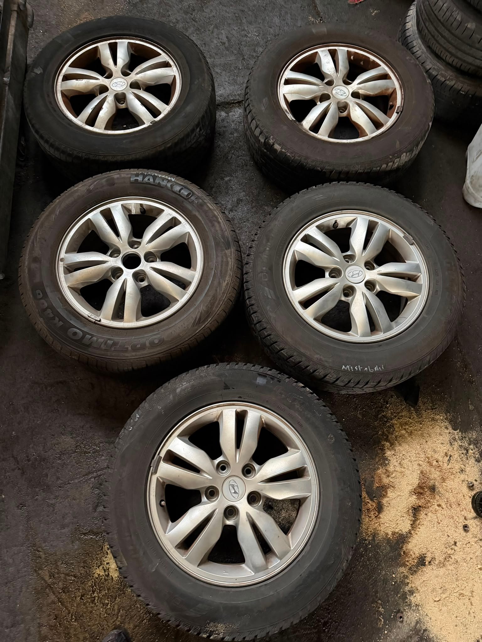 Hyundai 5 set 215/65R16 Wheels & Tyres