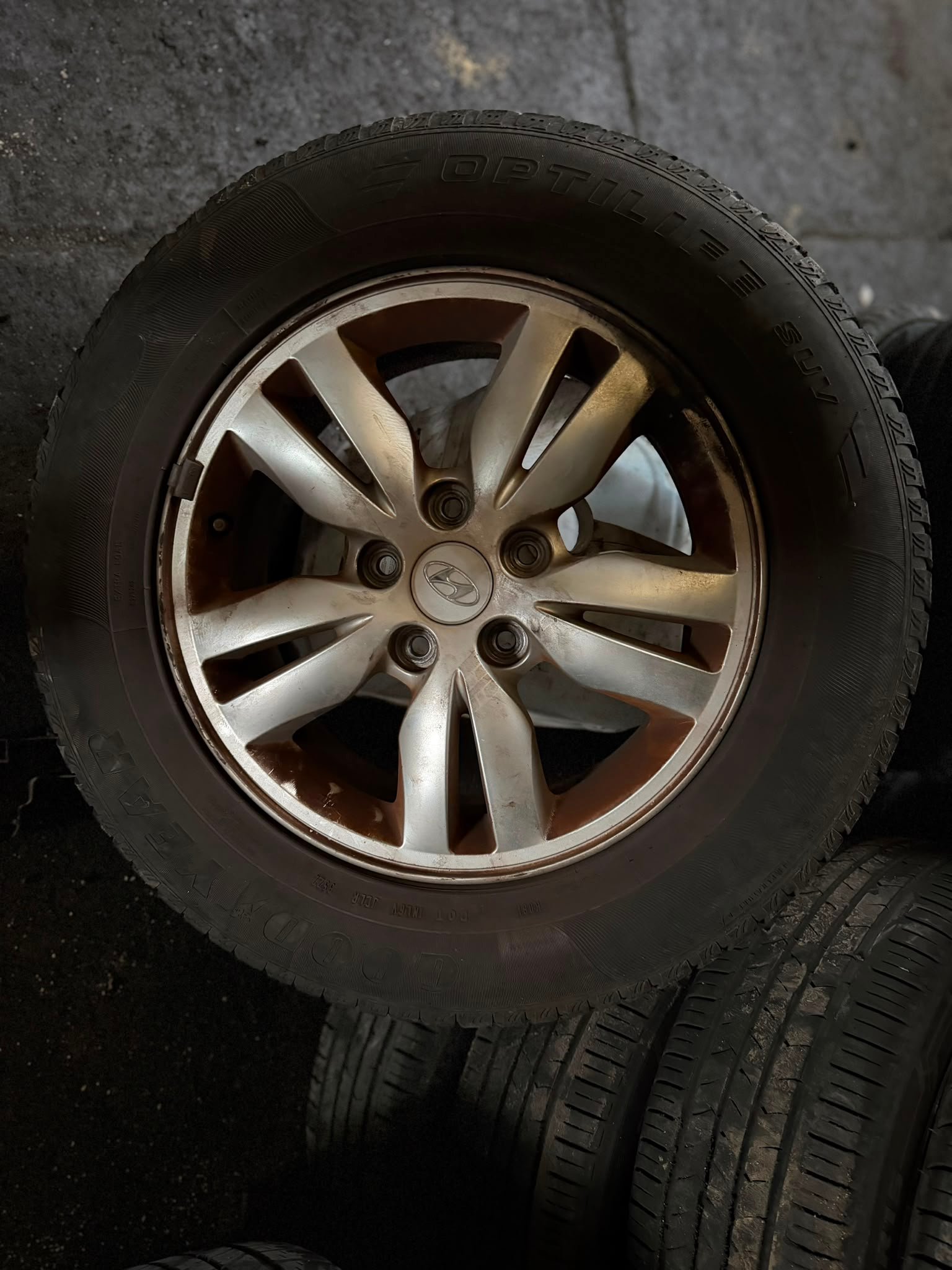 Hyundai 5 set 215/65R16 Wheels & Tyres - Image 2
