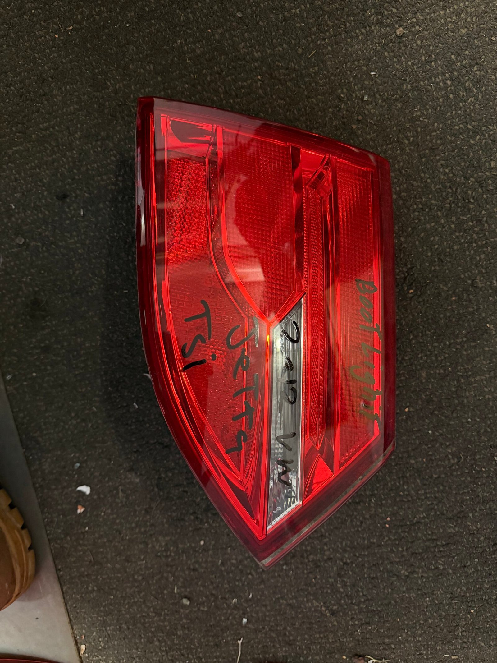 2012 Volkswagen Jetta Boot Lid Taillights L&R (Left & Right) Genuine Used - Image 3